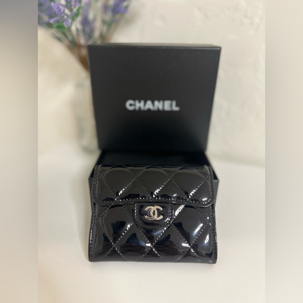 EUC Chanel Compact Wallet in Black Quiled Patent Leather with Silver CC logo - Picture 4 of 11
